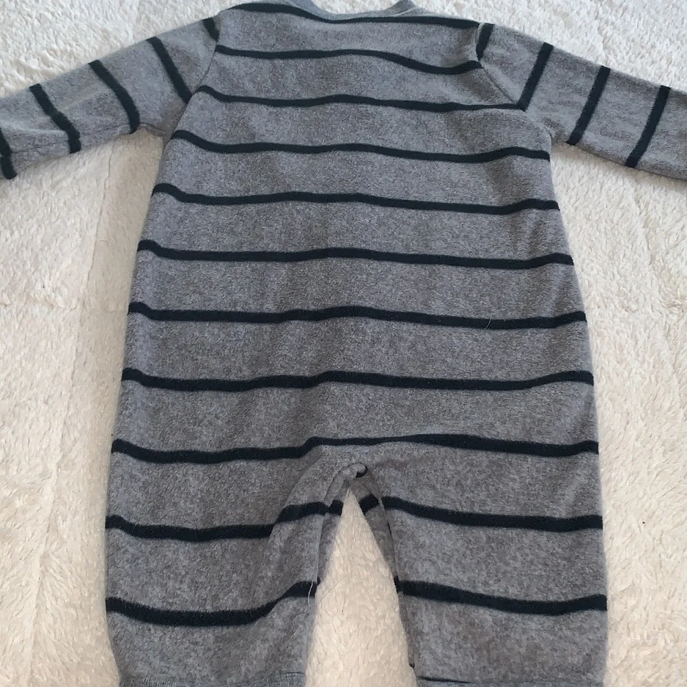 Carter’s 6M Gray & Black Penguin Fleece Romper EUC Sleeper